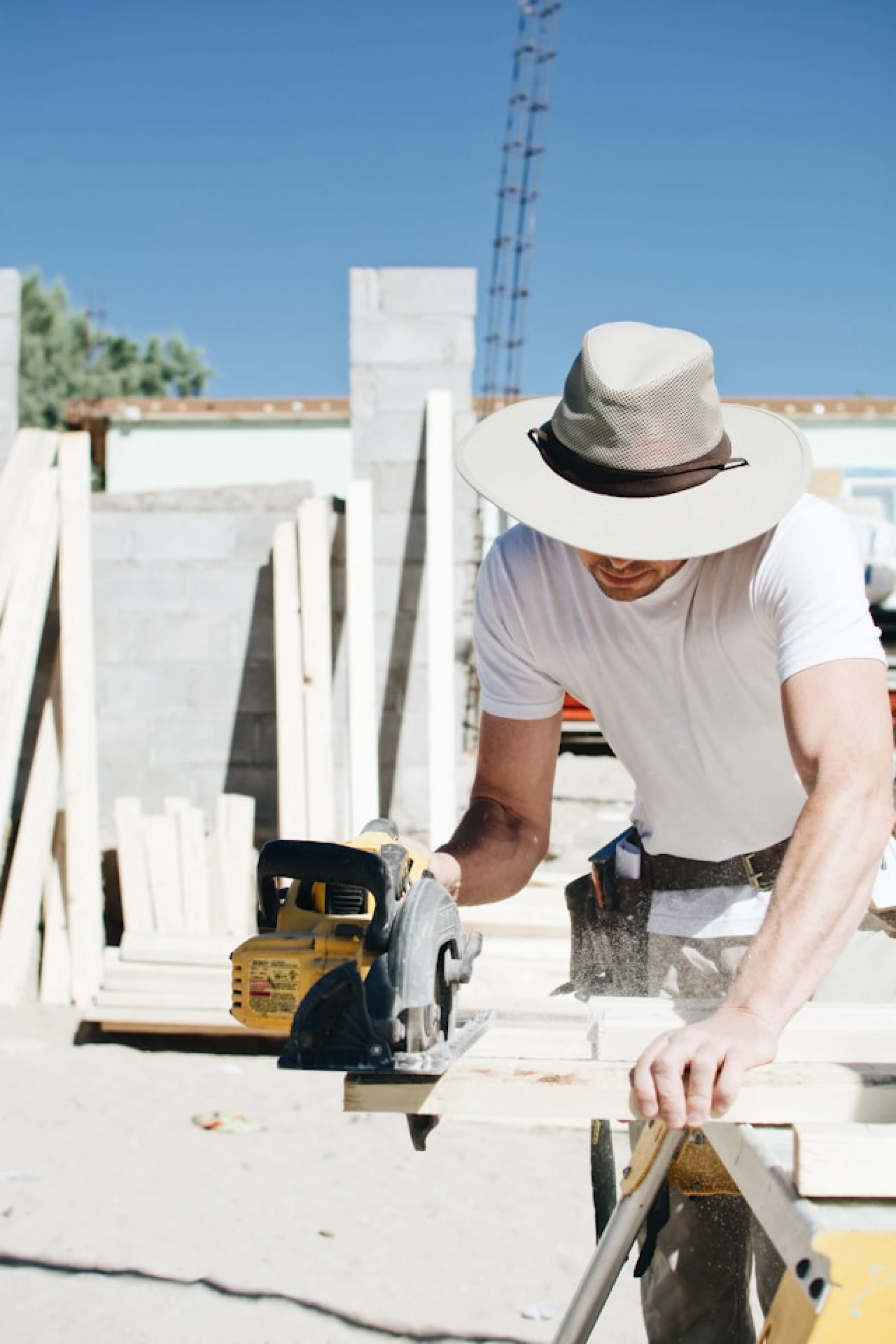 Travaux de rénovation de bâtiment, peinture, toiture et carrelage